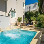 Aura - Comfort 7 With Shared Swimming Pool *