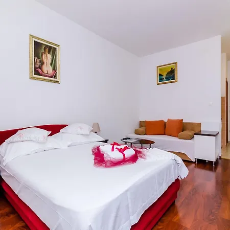 Aura - Comfort 7 With Shared Swimming Pool Apartment