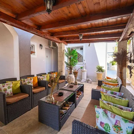 Aura - Comfort 7 With Shared Swimming Pool