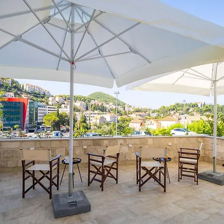 Aura - Comfort 7 With Shared Swimming Pool *