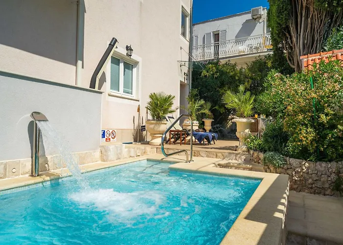 Aura - Comfort 7 With Shared Swimming Pool *