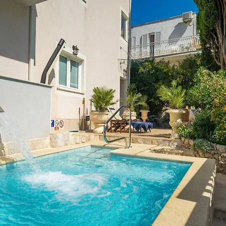 Aura - Comfort 7 With Shared Swimming Pool *